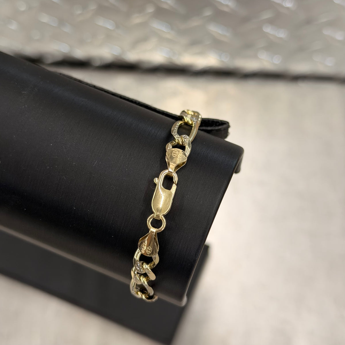 14K Yellow Gold Diamond Cut Figaro Bracelet
